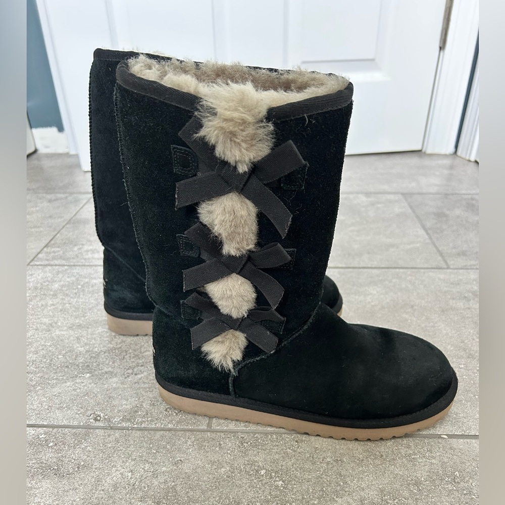 Koolaburra by Ugg Black Suede Boots with Tan Faux Fur & bow detail Size 8